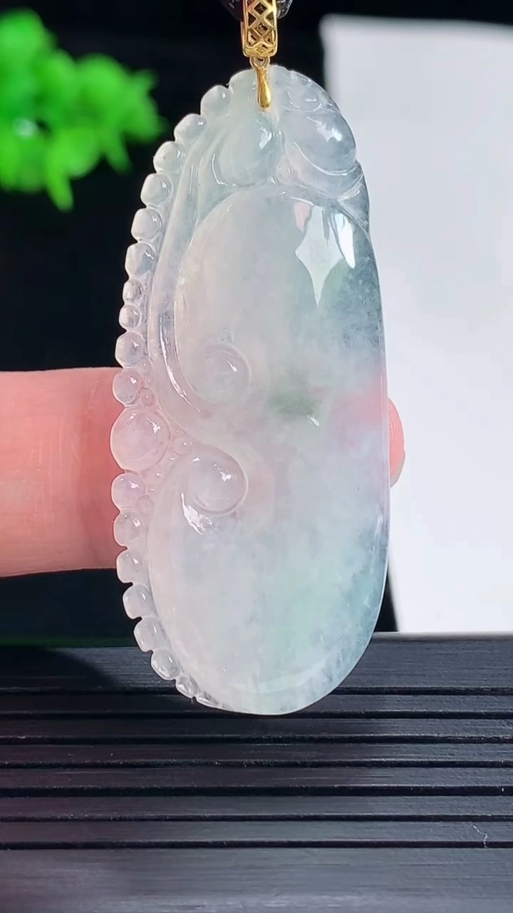 天然A货翡翠如意吊坠，尺寸45-20-4重量:7.33g
5月18日