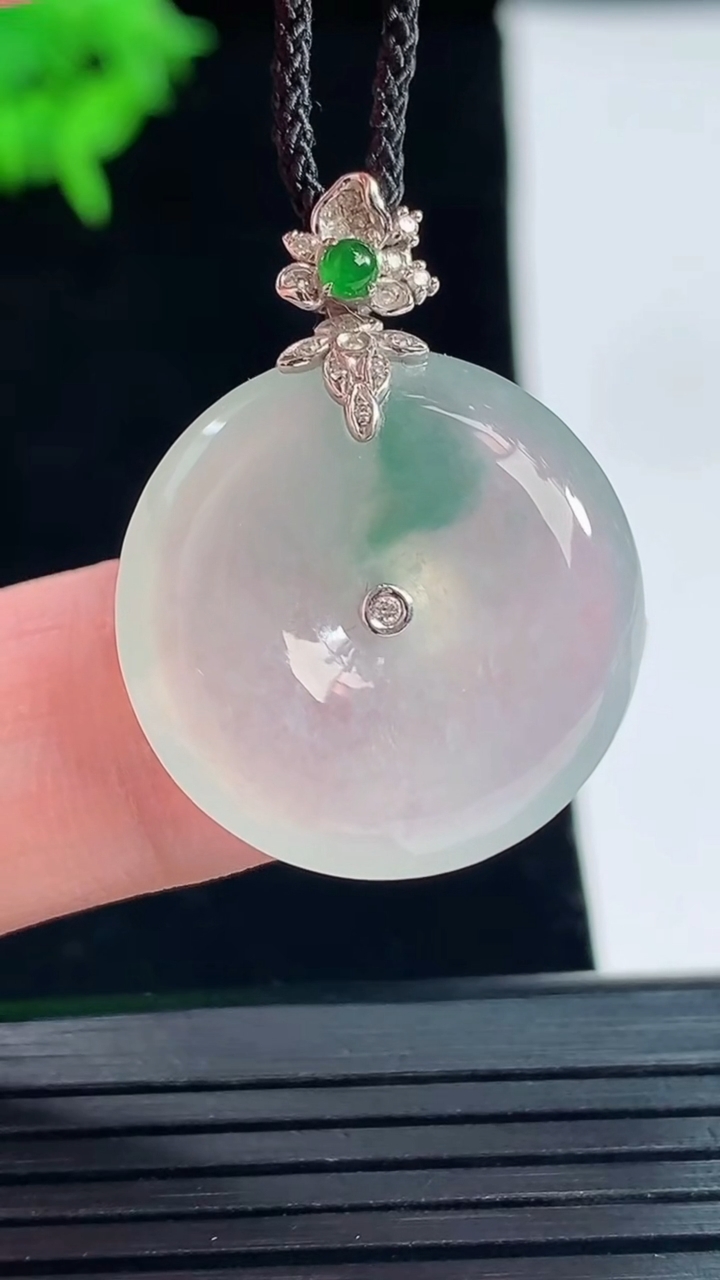 天然A货翡翠平安扣吊坠，尺寸29.2-22-5.8重量:6.53g
5月18日