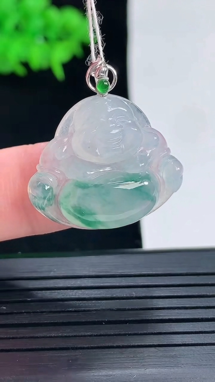 天然A货翡翠种飘花佛公吊坠，尺寸27.6-21.5-25.5-5.8重量:5.05g
5月18日