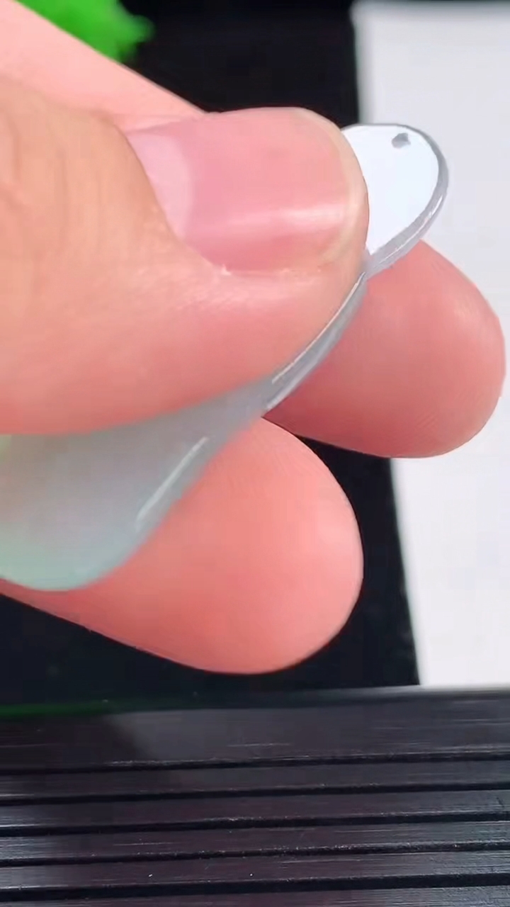 天然A货翡翠观音菩萨吊坠，尺寸40-12.6-5.8重量:5.59g
5月18日