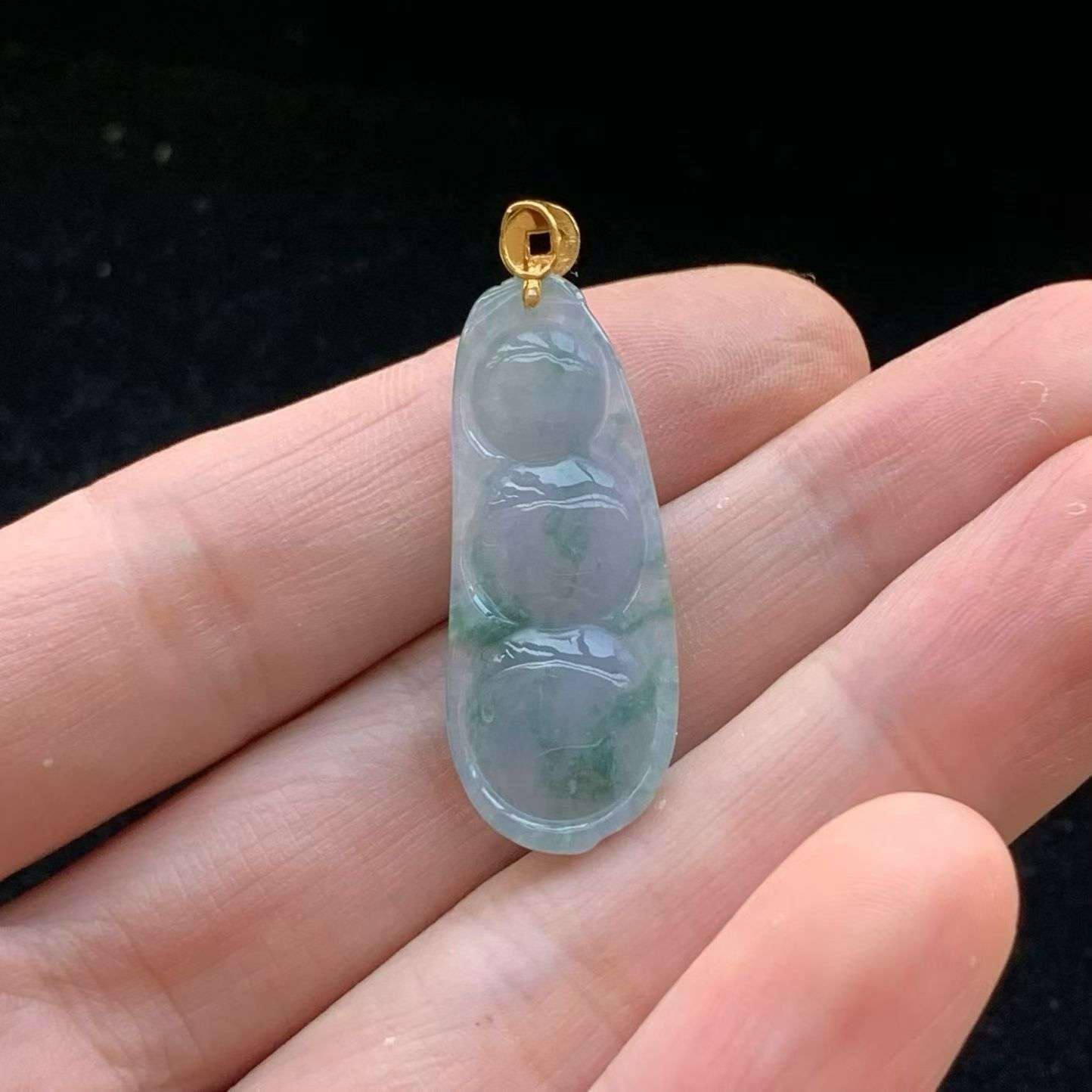 A货天然翡翠冰糯种18k飘花紫罗兰福豆吊坠重量5.68g
5月18日
