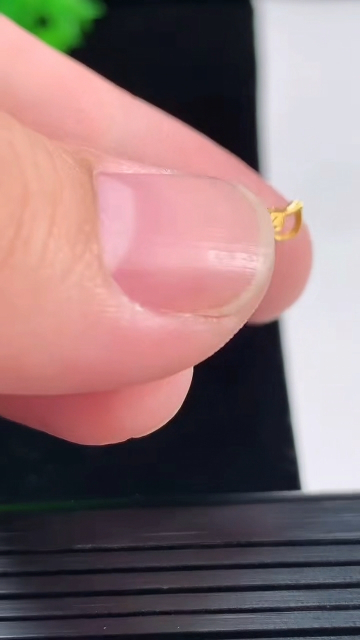 天然A货翡翠金枝玉叶 叶子吊坠，尺寸35-28-17.6-6重量:5.50g
5月18日