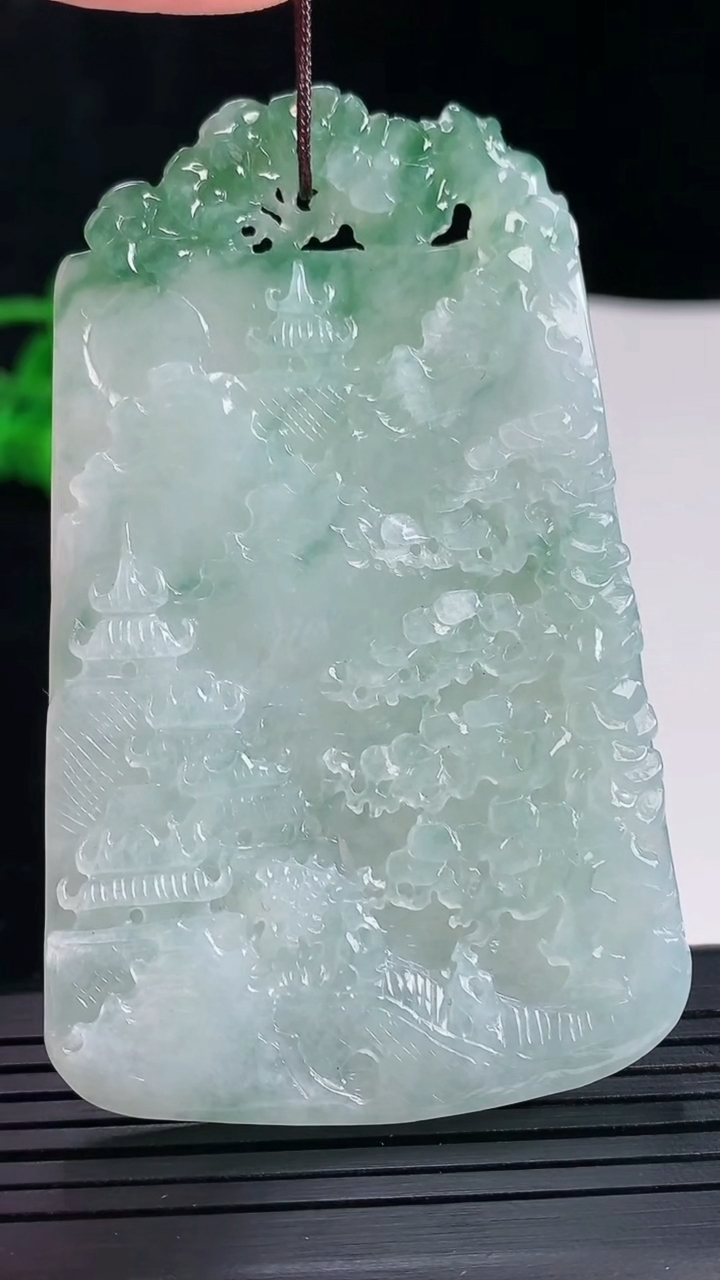天然A货翡翠牌吊坠，尺寸72-44.8-4.8重量:38.74g
5月18日