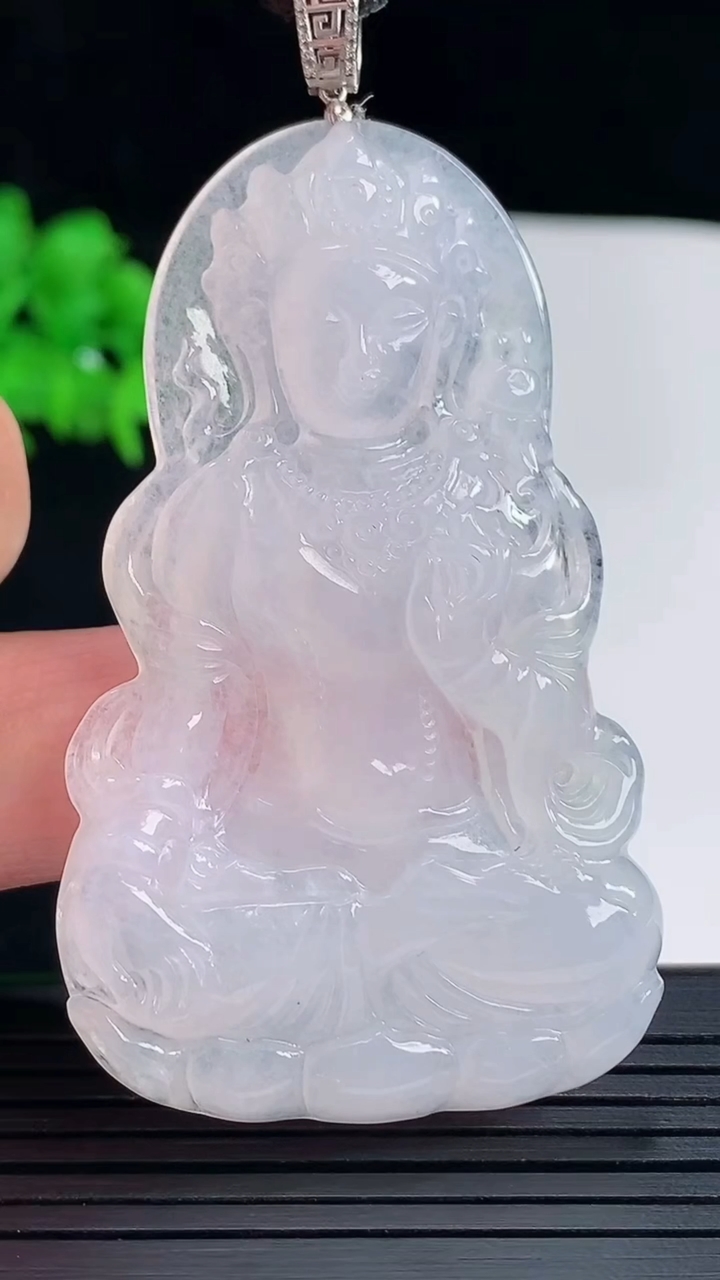 天然A货翡翠种白冰度母菩萨吊坠，尺寸58.6-35.6-5重量:18.39g
5月18日