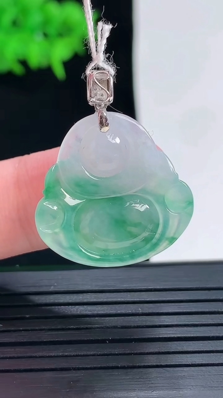 天然A货翡翠佛公吊坠，尺寸28-22.5-23-6重量:5.05g
5月18日