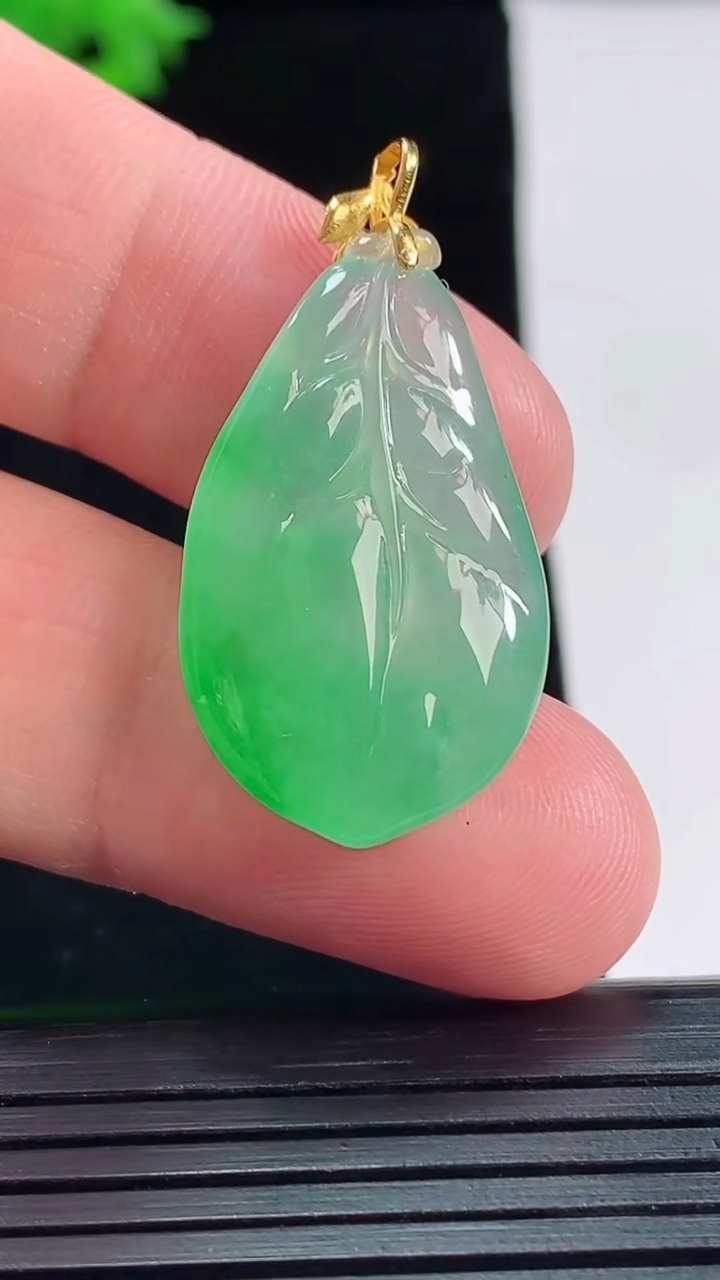 天然A货翡翠金枝玉叶 叶子吊坠，尺寸35-28-17.6-6重量:5.50g
5月18日