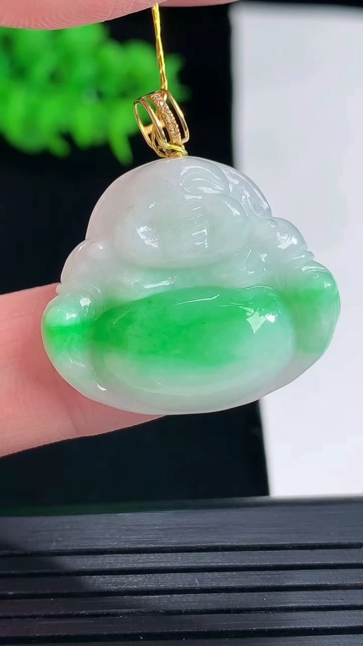 天然A货翡翠佛公吊坠，尺寸23-27-5.2重量:5.52g
5月18日