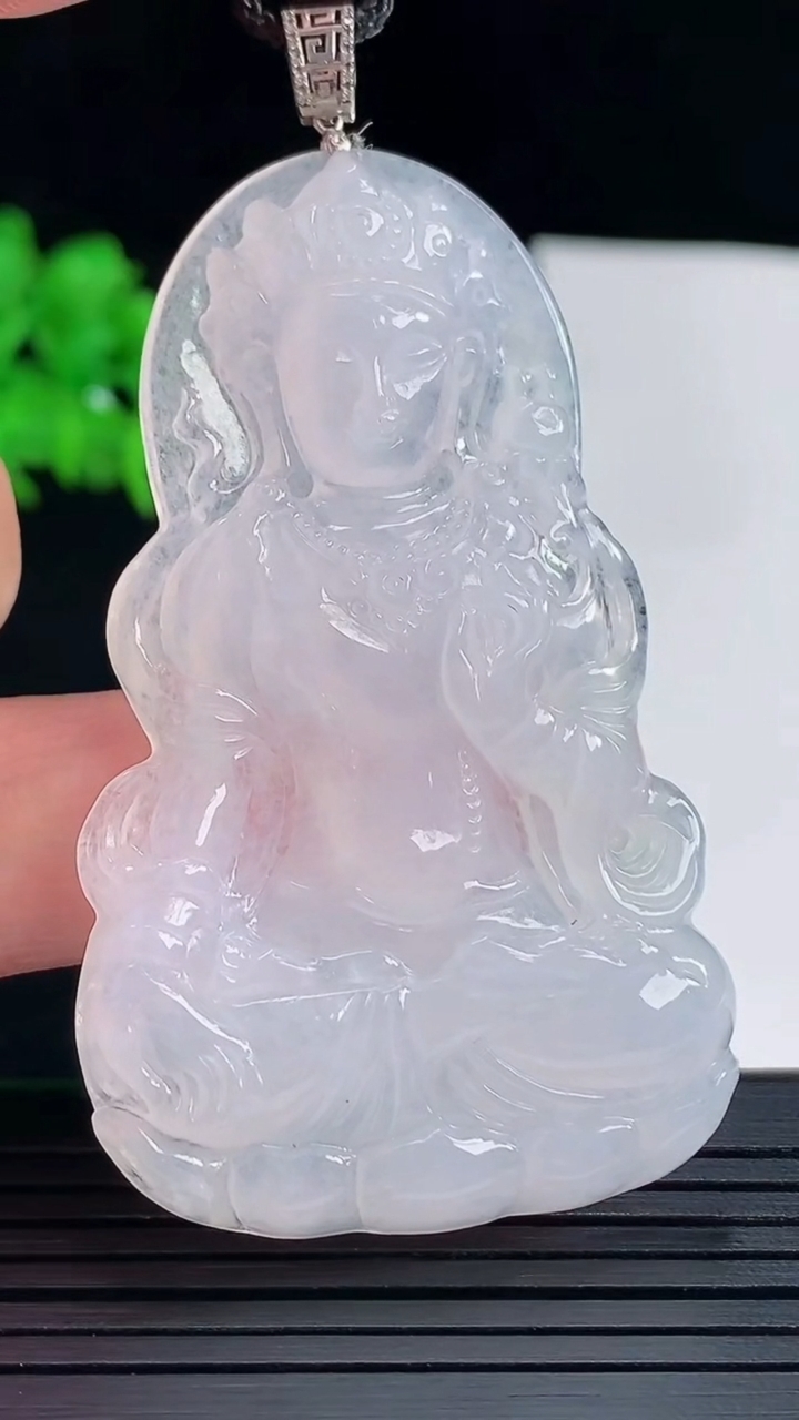 天然A货翡翠种白冰度母菩萨吊坠，尺寸58.6-35.6-5重量:18.39g
5月18日