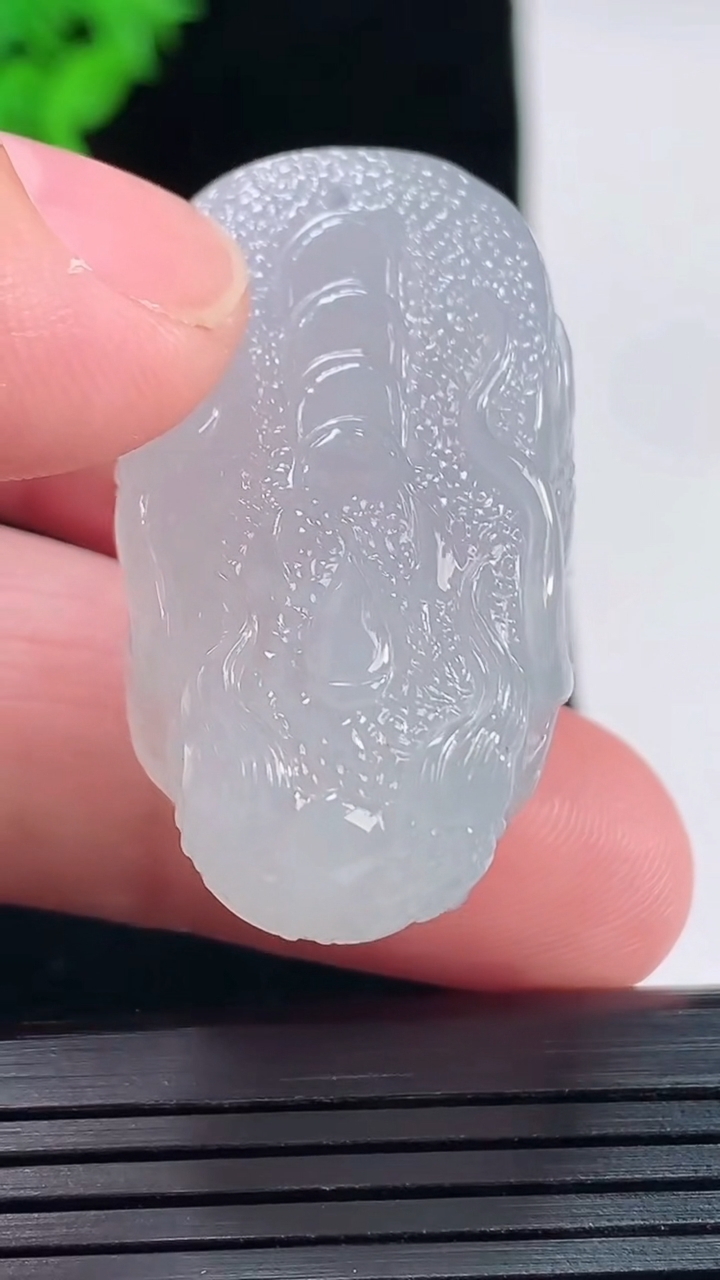 天然A货翡翠冰种紫罗兰龙牌吊坠，尺寸37.6-21-19.2重量:30.30g
5月18日