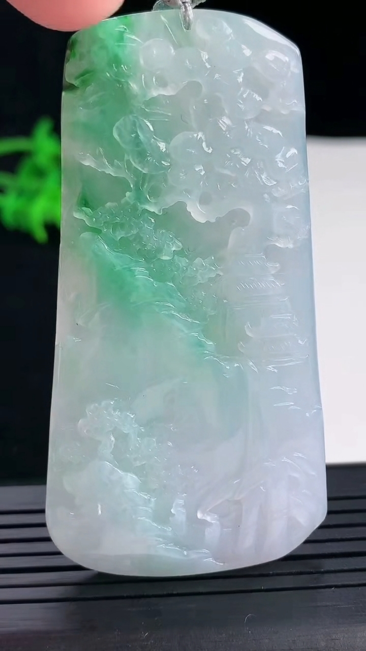 天然A货翡翠山水牌吊坠，尺寸70.6-38-5.2重量:31.30g
5月18日