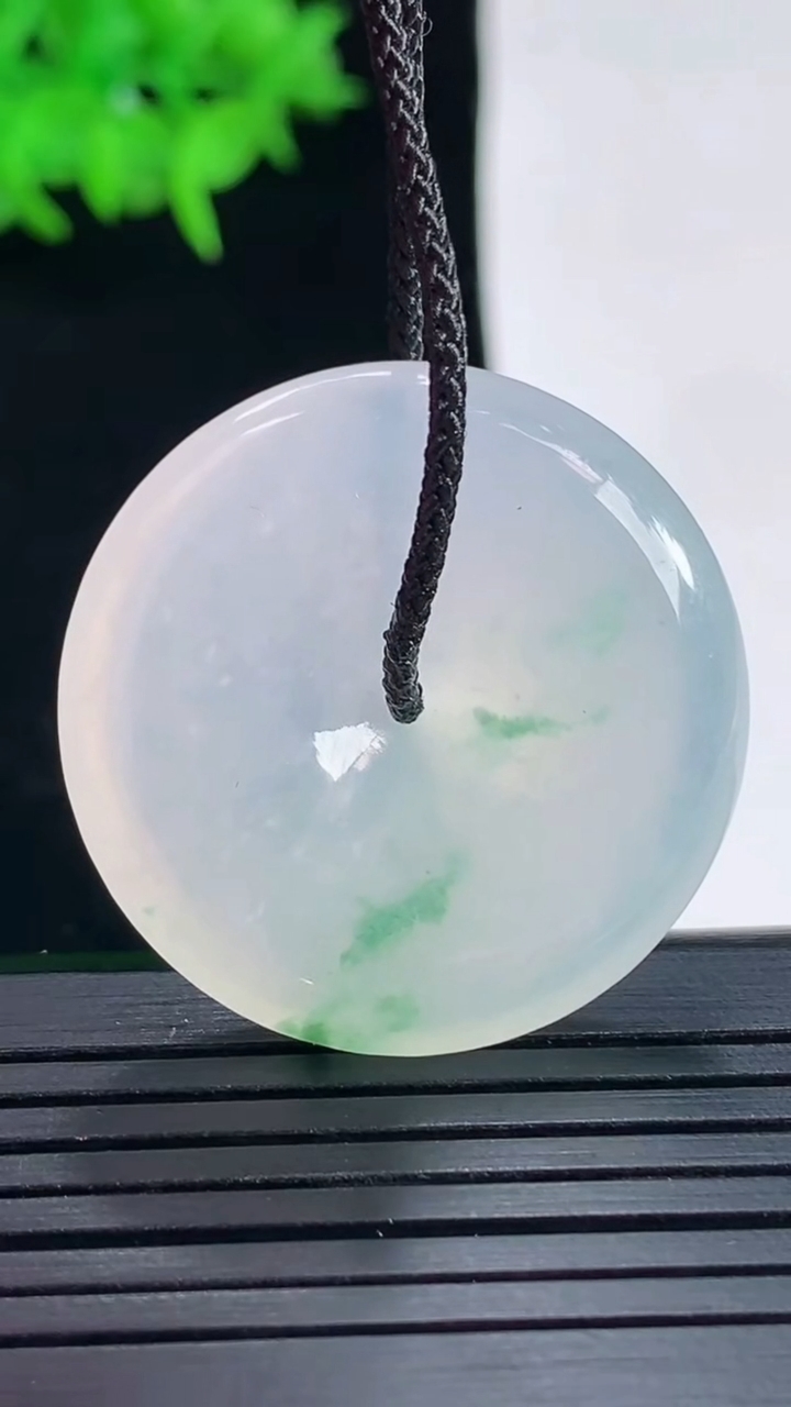 天然A货翡翠平安扣吊坠，尺寸31-5.5重量:11.51g
5月18日