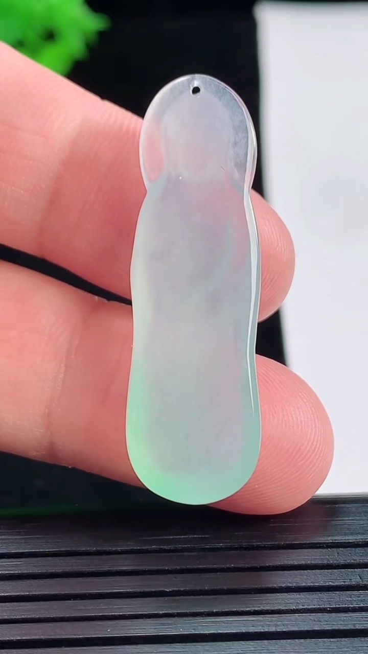 天然A货翡翠观音菩萨吊坠，尺寸40-12.6-5.8重量:5.59g
5月18日