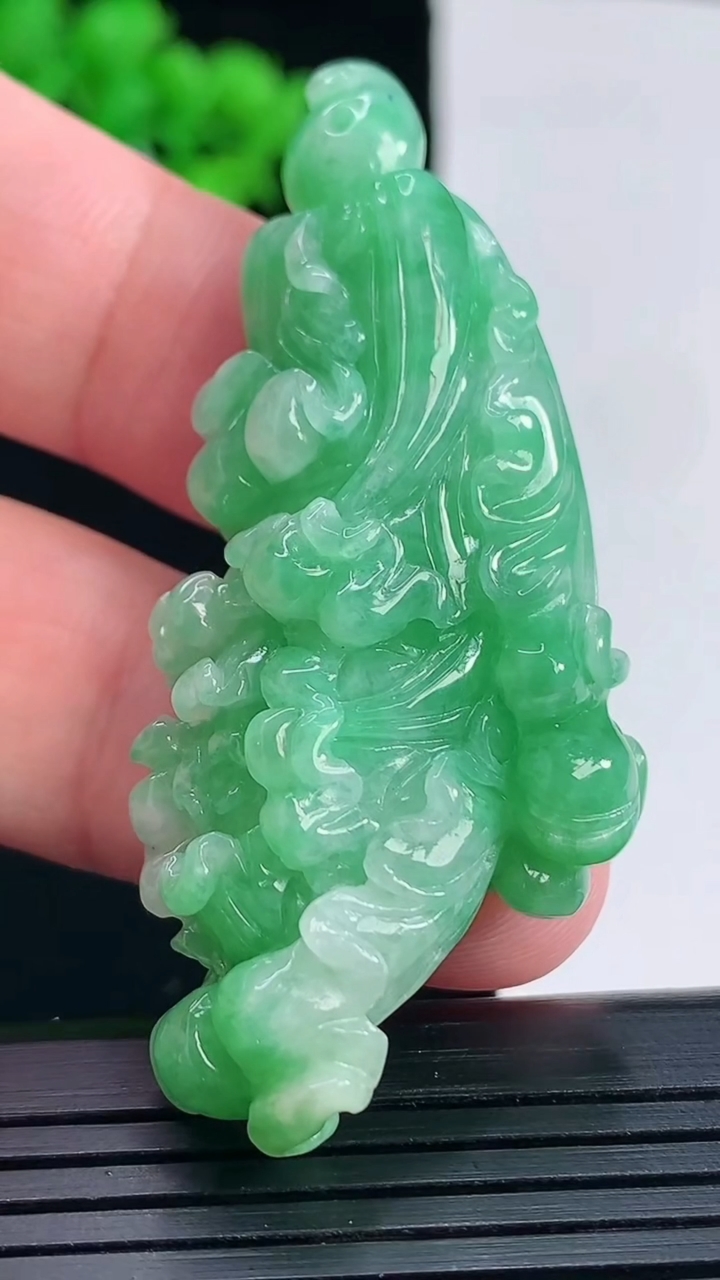 天然A货翡翠白菜吊坠，尺寸58-26-12重量:22.31g
5月18日