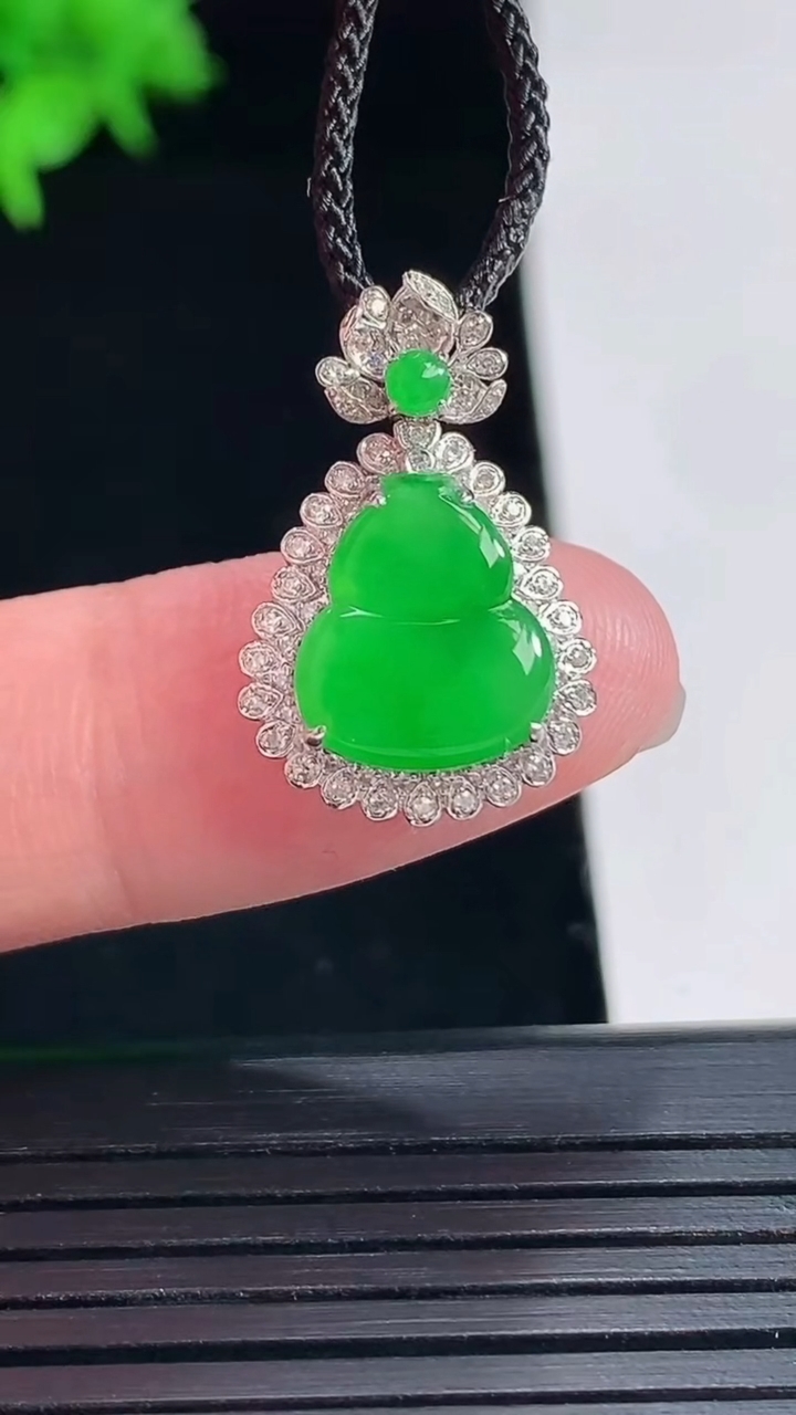 天然A货翡翠葫芦吊坠，尺寸21.5-14-7，裸石11.5-10重量:1.82g
5月18日