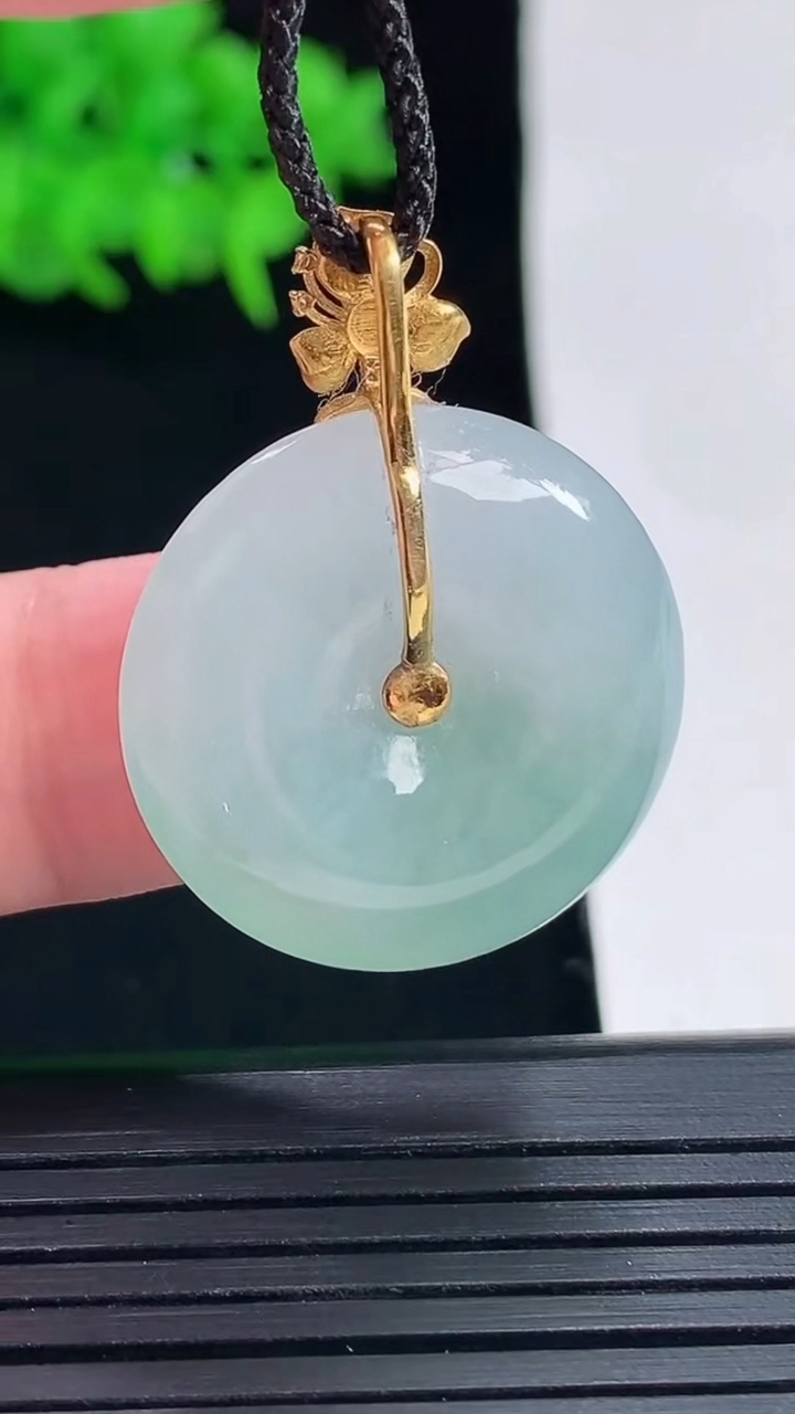 天然A货翡翠平安扣吊坠，尺寸32.5-24.5-5.8重量:7.08g
5月18日