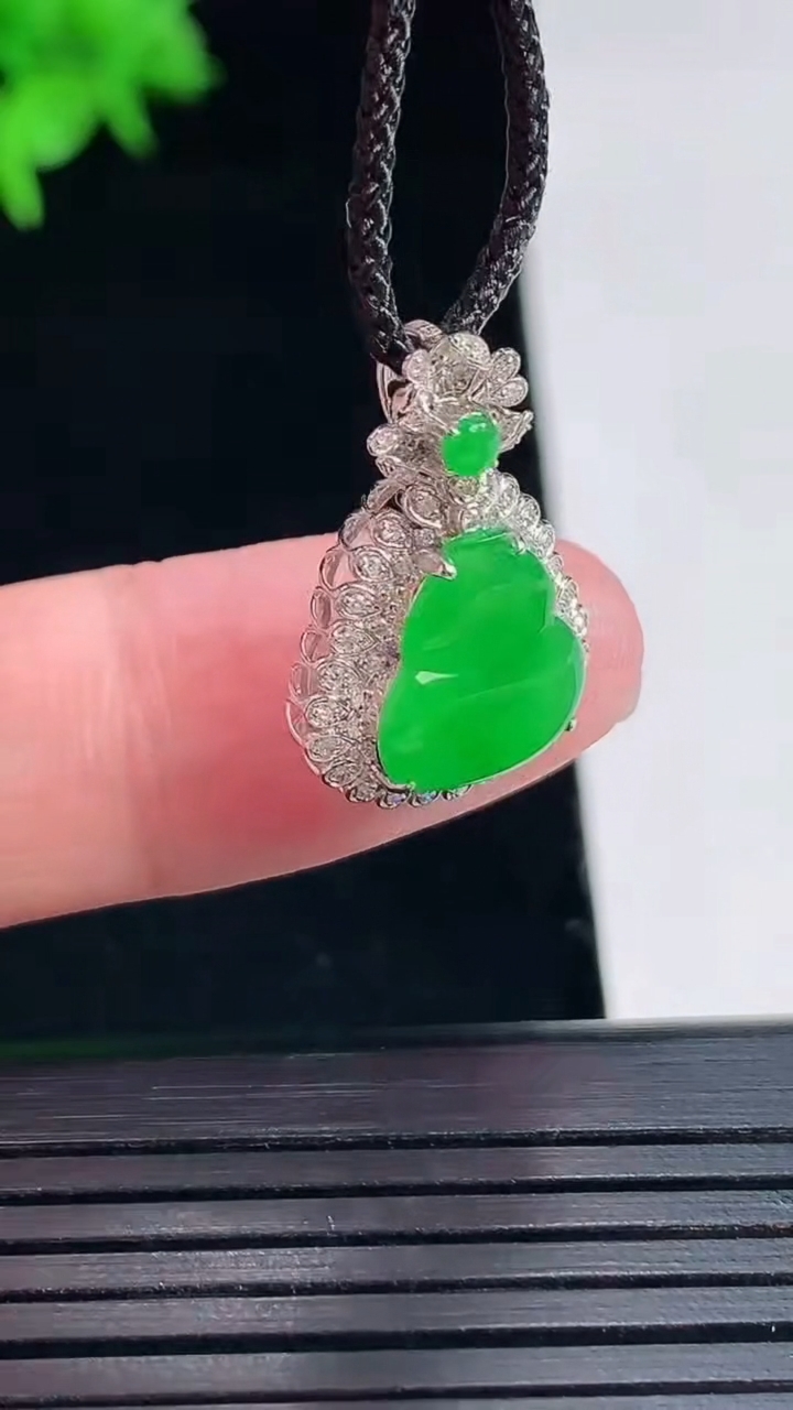 天然A货翡翠葫芦吊坠，尺寸21.5-14-7，裸石11.5-10重量:1.82g
5月18日