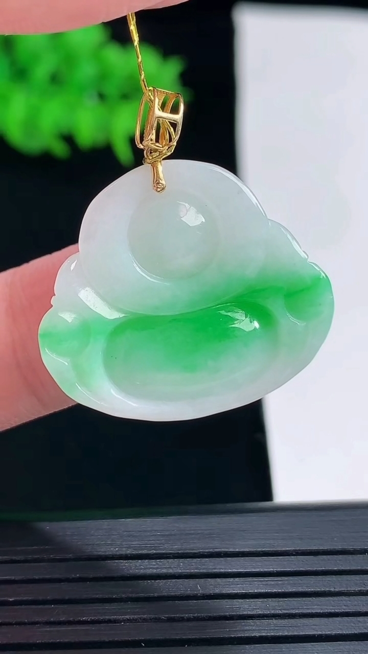 天然A货翡翠佛公吊坠，尺寸23-27-5.2重量:5.52g
5月18日