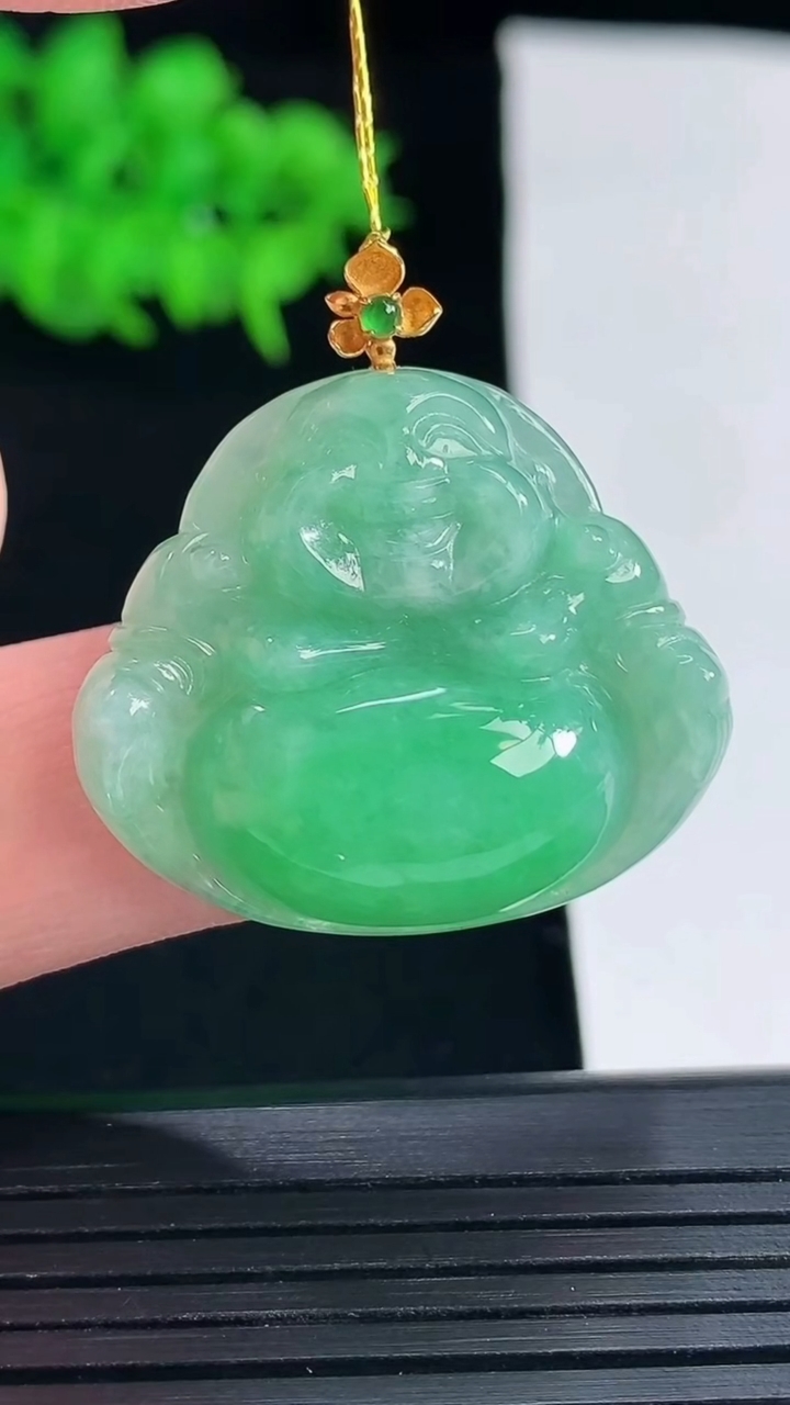 天然A货翡翠佛公吊坠，尺寸25-29.5-7.2重量:8.30g
5月18日