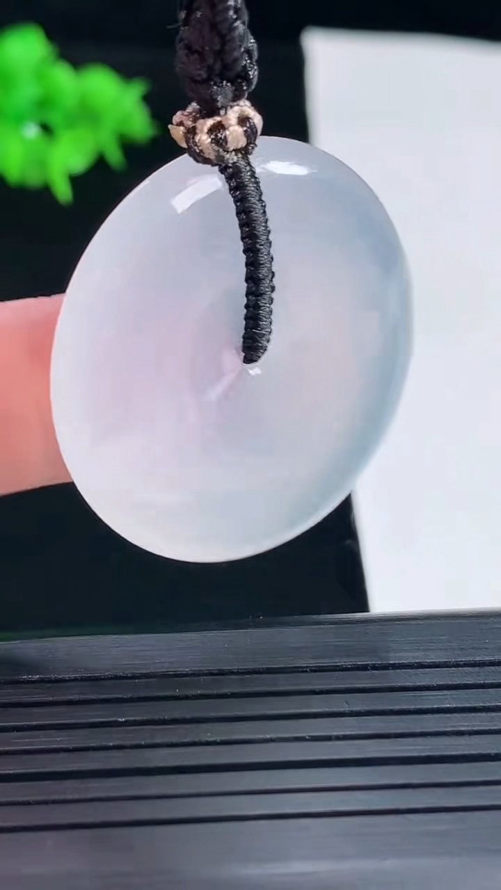 天然A货翡翠种白冰平安扣吊坠，尺寸34-5.8重量:17.33g
5月18日