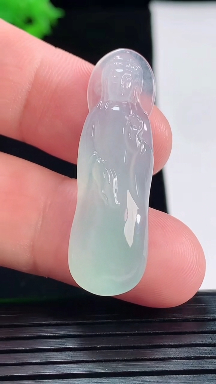 天然A货翡翠观音菩萨吊坠，尺寸40-12.6-5.8重量:5.59g
5月18日
