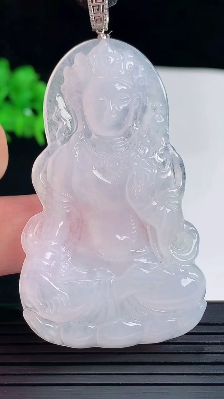 天然A货翡翠种白冰度母菩萨吊坠，尺寸58.6-35.6-5重量:18.39g
5月18日