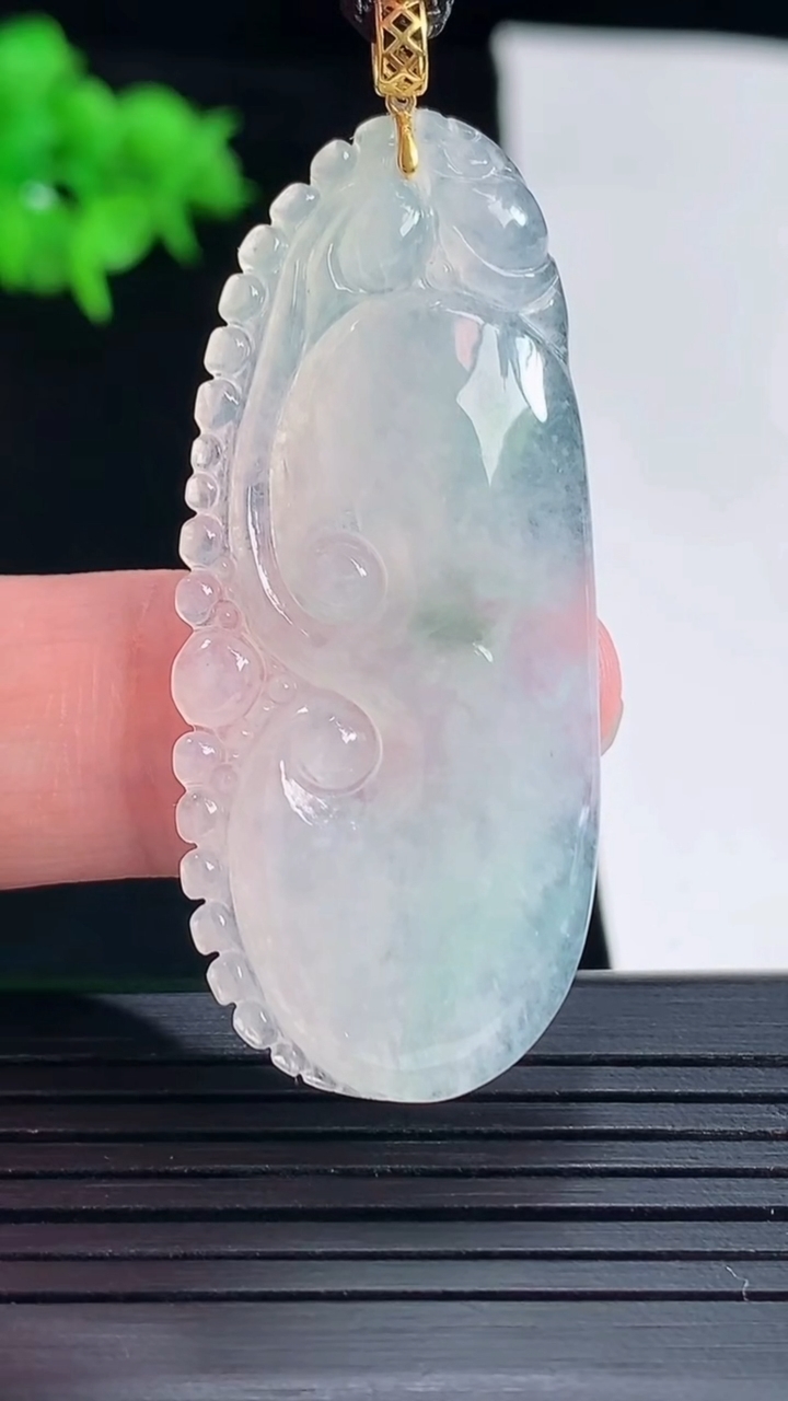 天然A货翡翠如意吊坠，尺寸45-20-4重量:7.33g
5月18日