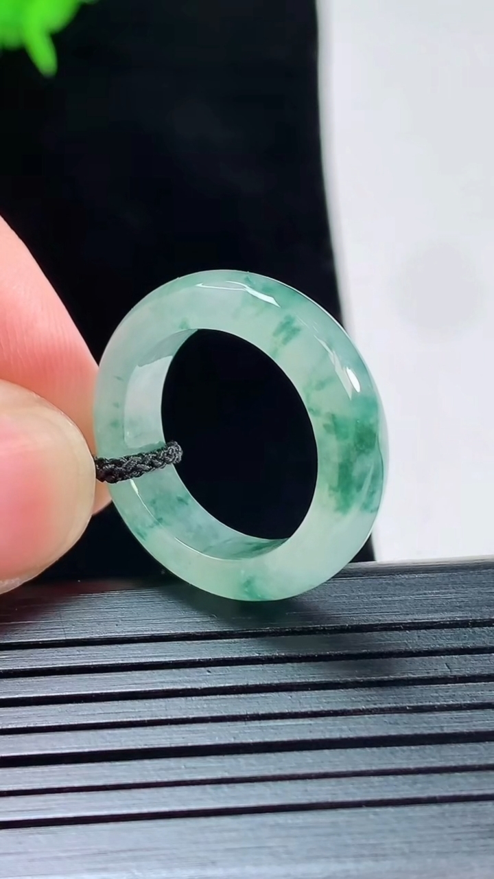 天然A货翡翠冰种飘花玉指环 戒指，尺寸17.6-6-4重量:4.22g2026年5月18日
工厂直销