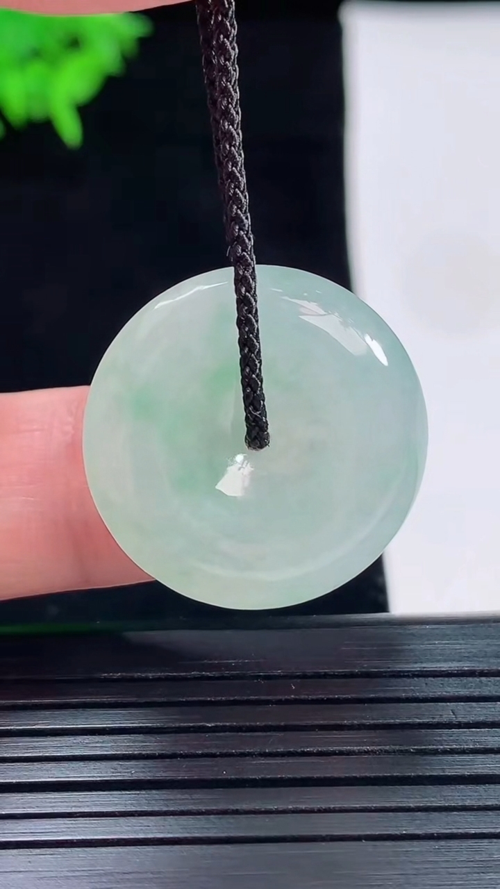 天然A货翡翠平安扣吊坠，尺寸24.5-5.8重量:6.98g
5月18日