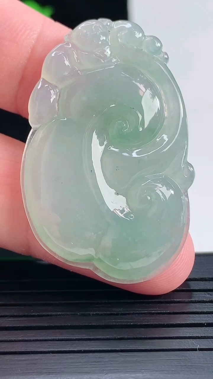 天然A货翡翠如意吊坠，尺寸43-28-5.8重量:11.18g
5月18日