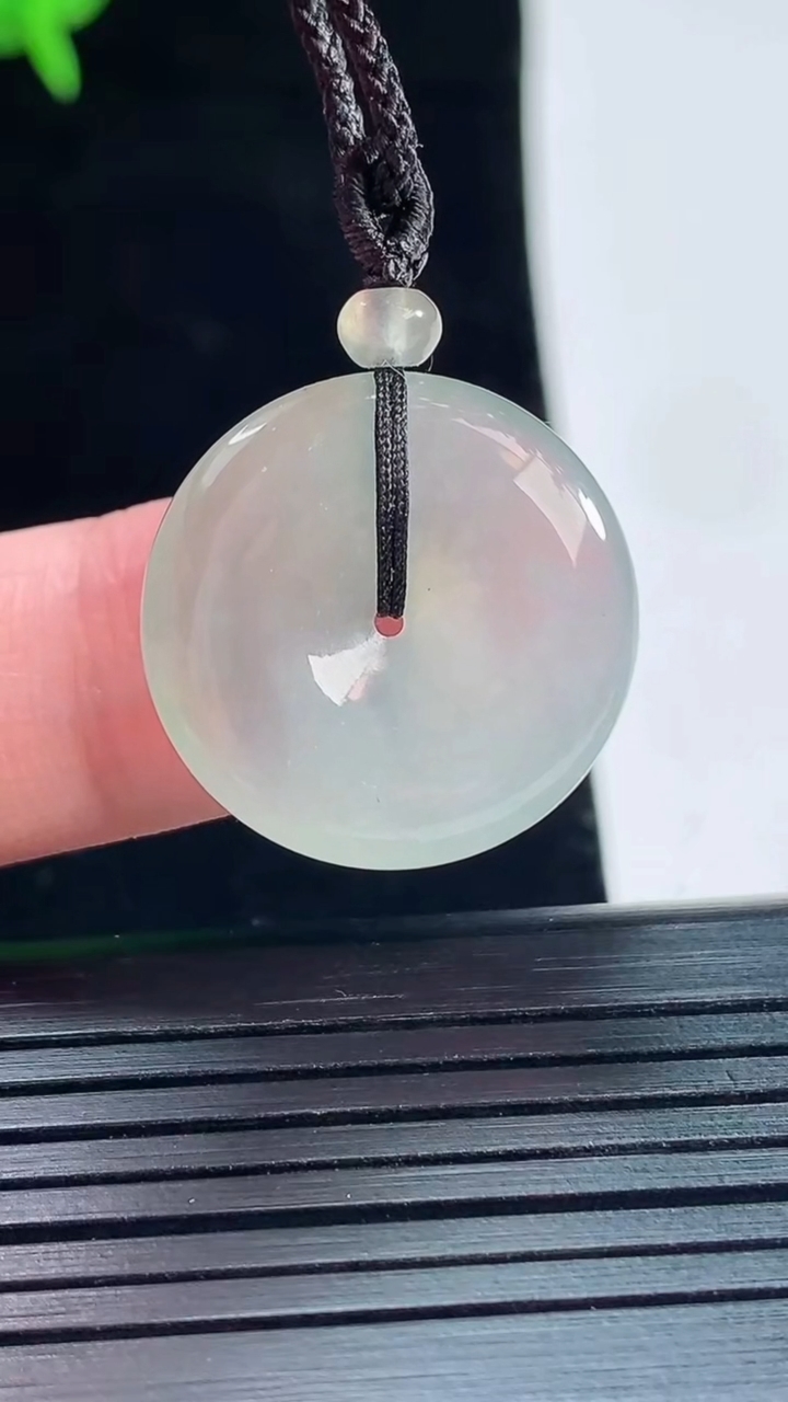 天然A货翡翠平安扣吊坠，尺寸21-5重量:4.77g
5月18日