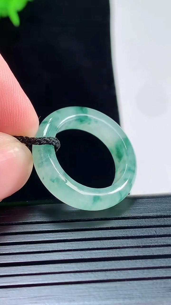 天然A货翡翠冰种飘花玉指环 戒指，尺寸17.6-6-4重量:4.22g2026年5月18日
工厂直销收藏佳品,种好水足，色泽均匀，有种有色，上手高大气！