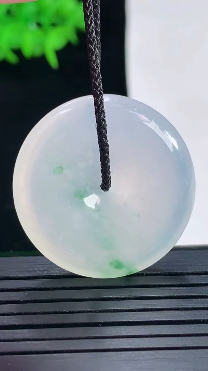 天然A货翡翠平安扣吊坠，尺寸31-5.5重量:11.51g
5月18日