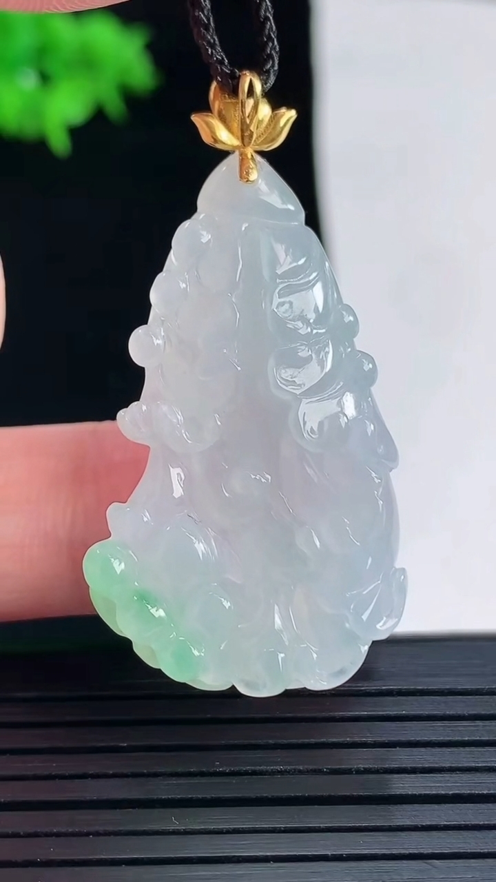 天然A货翡翠白菜吊坠，尺寸37.5-23-9重量:10.26g
5月18日