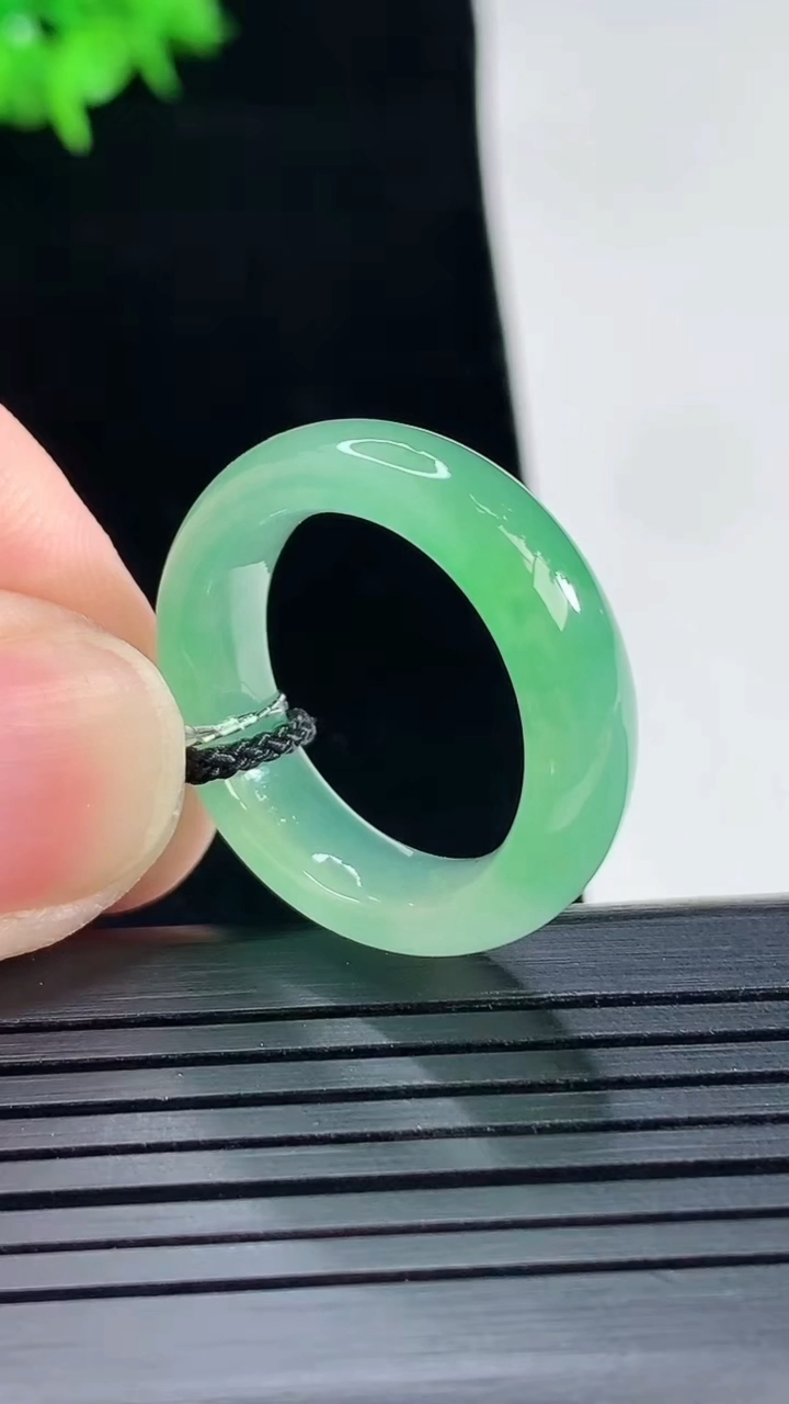 天然A货翡翠玉指环 戒指，尺寸18.5-6.8-4重量:5.16g2026年5月18日
工厂直销收藏