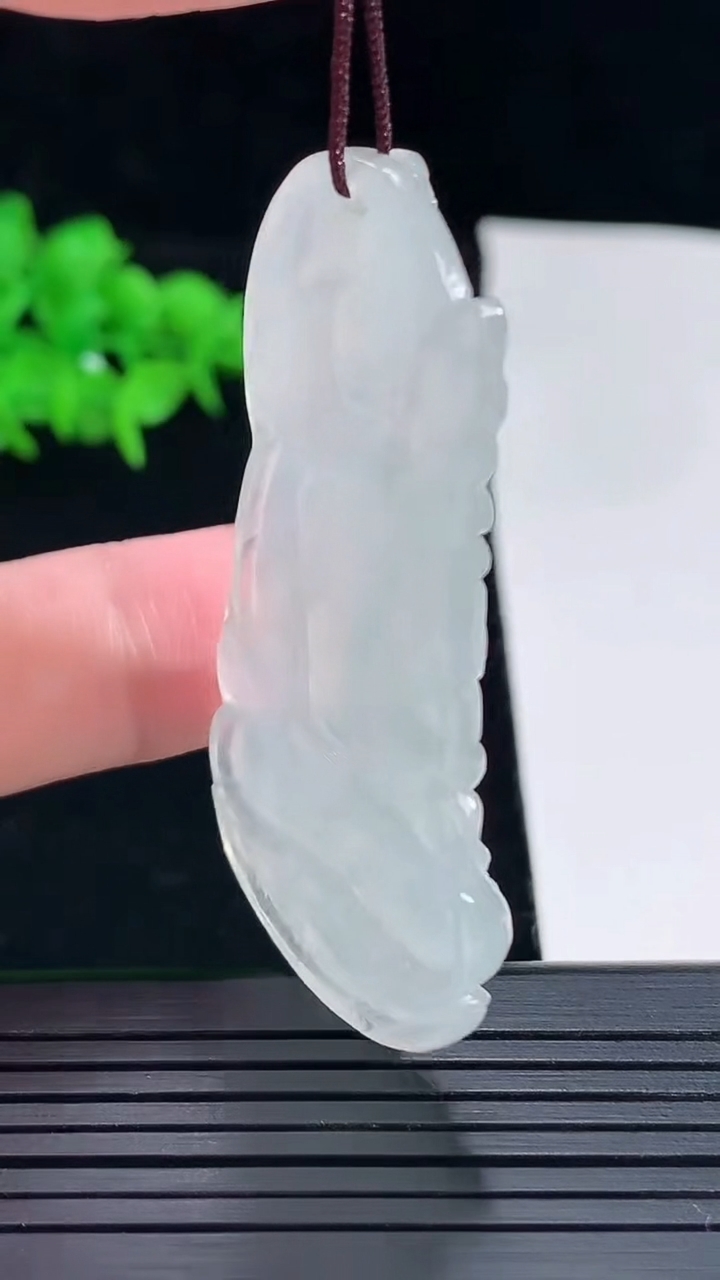 天然A货翡翠虚空藏菩萨吊坠，尺寸54-31-4.6重量:14.53g
5月18日