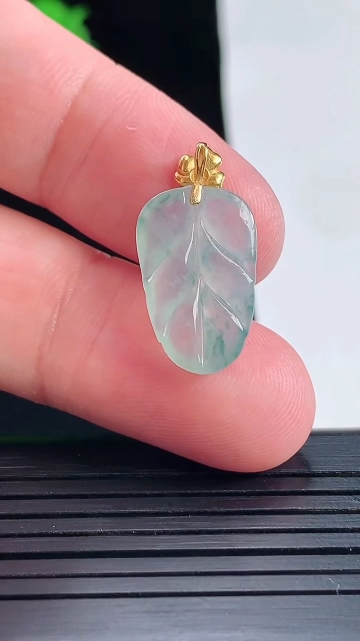 天然A货翡翠种飘花金枝玉叶 叶子吊坠，尺寸18-12-3.5重量:1.56g
5月18日