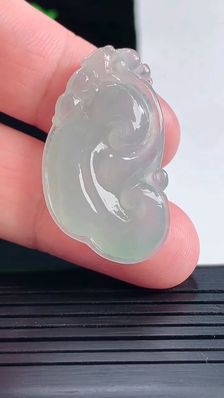 天然A货翡翠如意吊坠，尺寸35-20-6重量:6.5g
5月18日