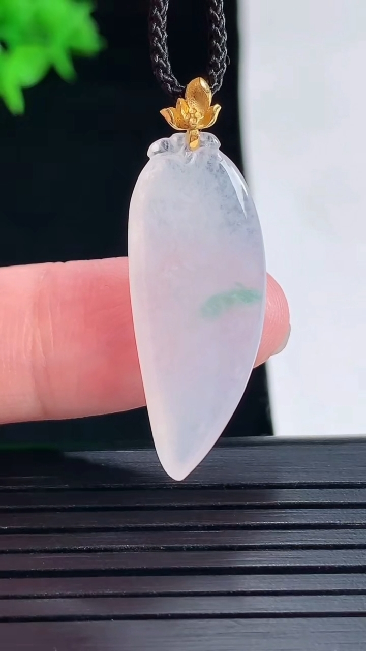天然A货翡翠18k金飘花福瓜吊坠，尺寸30-12.2-5重量:3.40g
5月18日