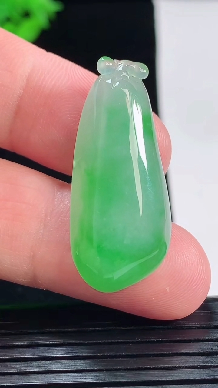 天然A货翡翠福瓜吊坠，尺寸35-15-7重量:7.06g
5月18日