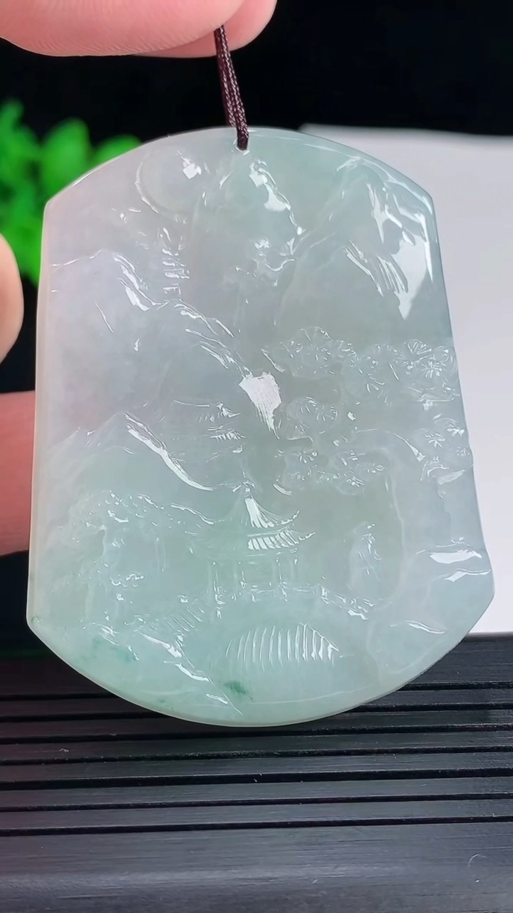 天然A货翡翠牌吊坠，尺寸55-42.8-4.6重量:28.67g
5月18日