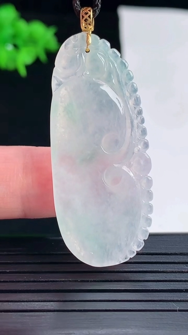 天然A货翡翠如意吊坠，尺寸45-20-4重量:7.33g
5月18日