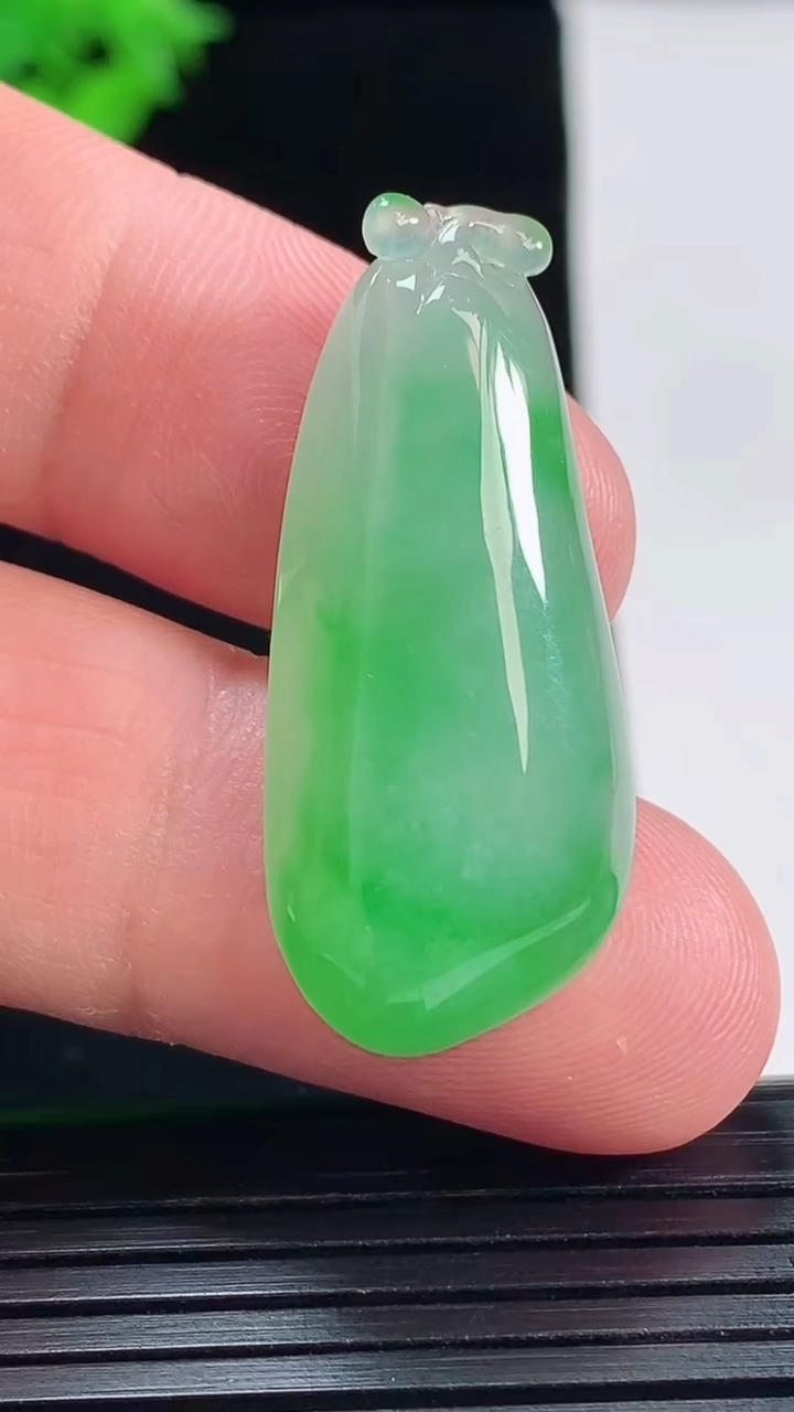 天然A货翡翠福瓜吊坠，尺寸35-15-7重量:7.06g
5月18日