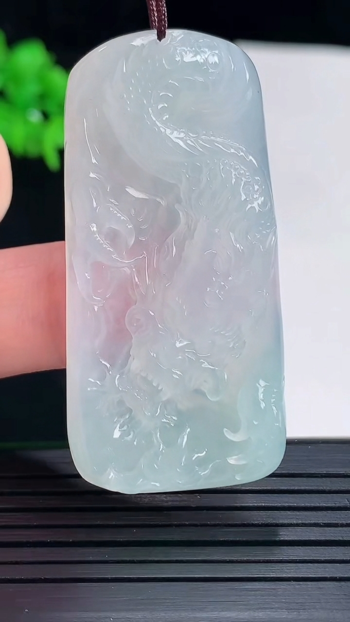 天然A货翡翠龙牌吊坠，尺寸50.6-24-5.8重量:15.03g
5月18日