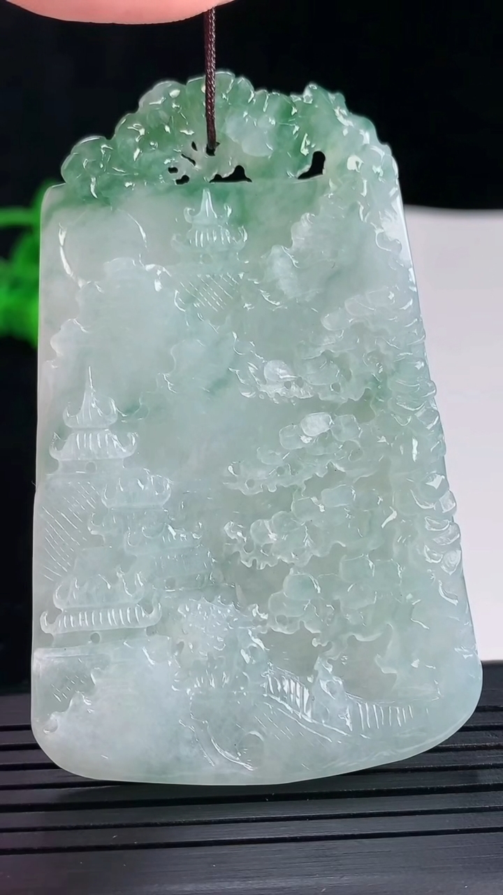 天然A货翡翠牌吊坠，尺寸72-44.8-4.8重量:38.74g
5月18日