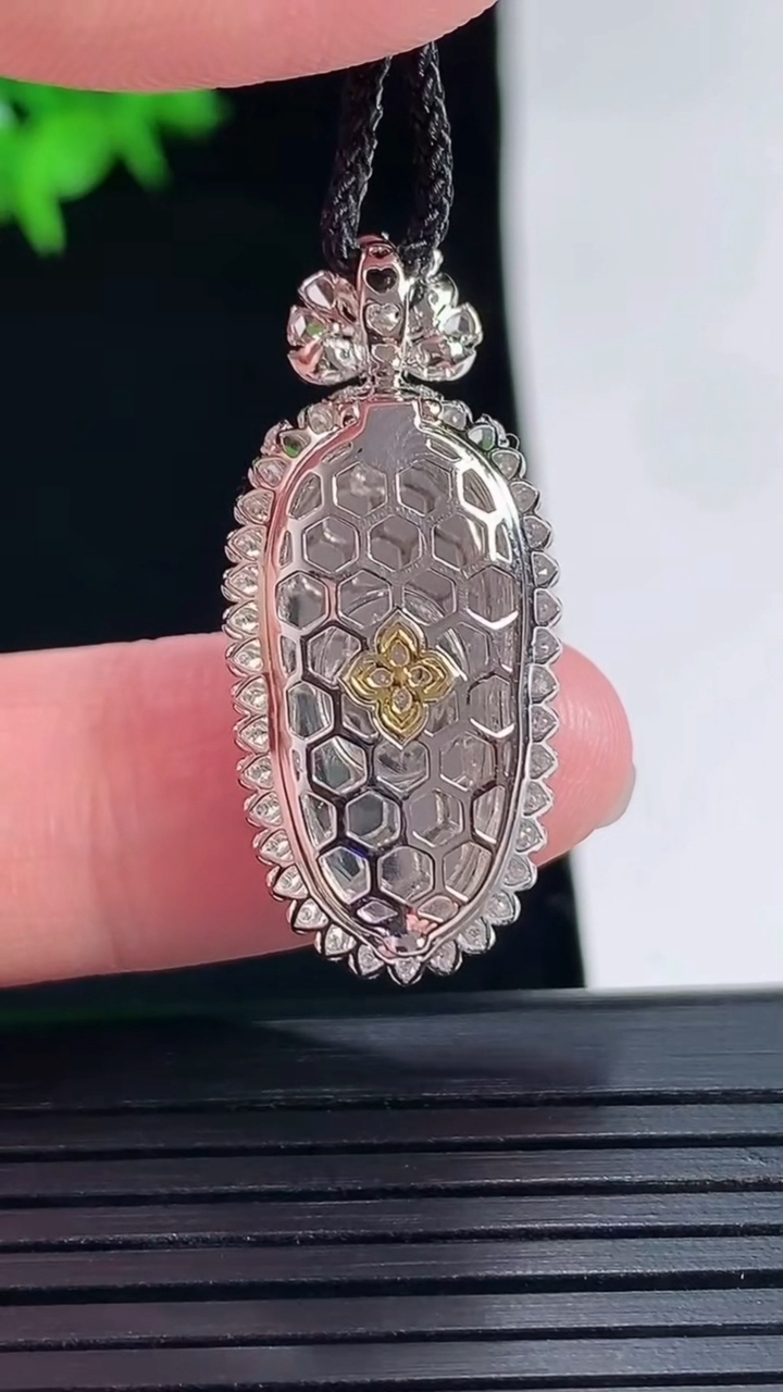 天然A货翡翠金枝玉叶 叶子吊坠，尺寸32-14.2-8，裸石20.5-10.5重量:3.63g
5月18日