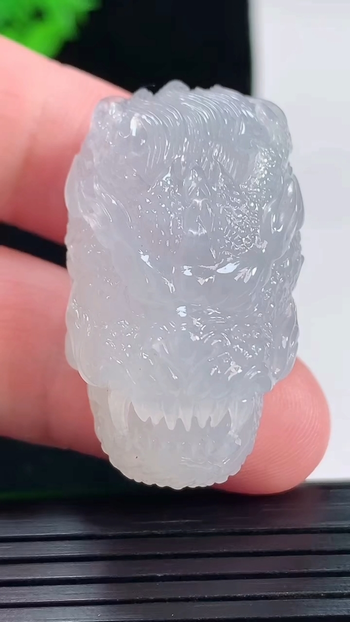 天然A货翡翠冰种紫罗兰龙牌吊坠，尺寸37.6-21-19.2重量:30.30g
5月18日