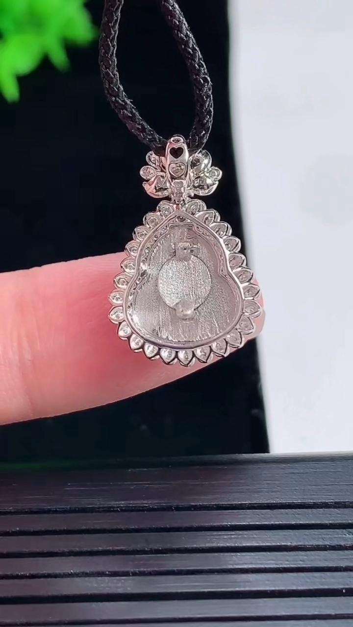 天然A货翡翠葫芦吊坠，尺寸21.5-14-7，裸石11.5-10重量:1.82g
5月18日