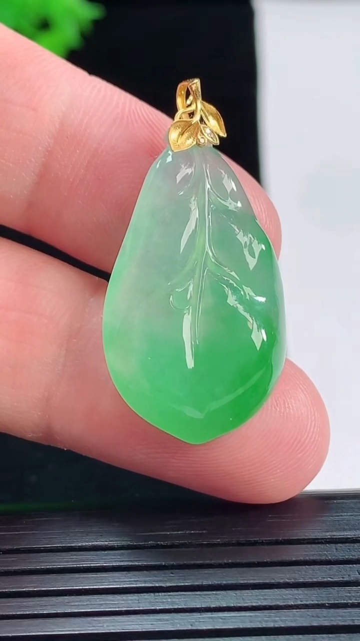 天然A货翡翠金枝玉叶 叶子吊坠，尺寸35-28-17.6-6重量:5.50g
5月18日