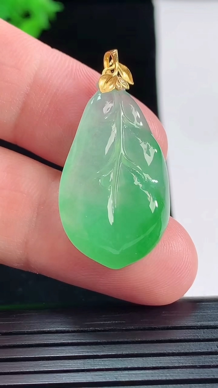 天然A货翡翠金枝玉叶 叶子吊坠，尺寸35-28-17.6-6重量:5.50g
5月18日