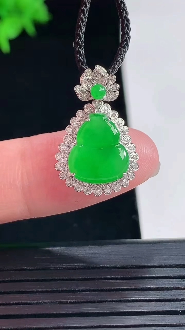 天然A货翡翠葫芦吊坠，尺寸21.5-14-7，裸石11.5-10重量:1.82g
5月18日